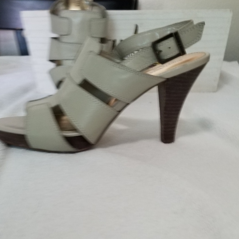 Simply Vera Vers Wang Ursa Buff Leather Heels S/7M